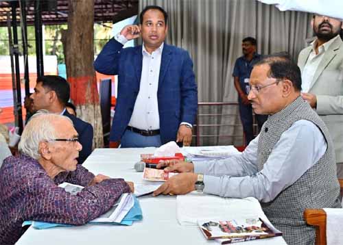 सुशासन के केंद्र में संवेदनशीलता, जनदर्शन में तत्काल सुलझी समस्याएं, 1950 आवेदन हुए प्राप्त सुशासन के केंद्र में संवेदनशीलता, जनदर्शन में तत्काल सुलझी समस्याएं, 1950 आवेदन हुए प्राप्त