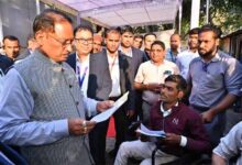 दोनों पैर से दिव्यांग राज को 20 हजार की आर्थिक सहायता