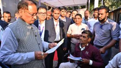 दोनों पैर से दिव्यांग राज को 20 हजार की आर्थिक सहायता