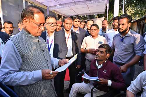 दोनों पैर से दिव्यांग राज को 20 हजार की आर्थिक सहायता दोनों पैर से दिव्यांग राज को 20 हजार की आर्थिक सहायता