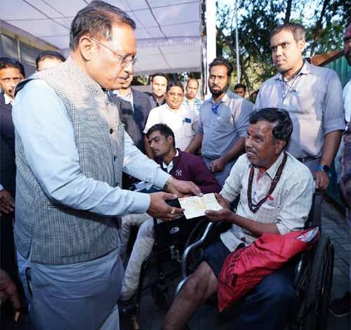 व्यांग प्रवीण को पुत्री की शादी के लिए मिला 20 हजार का तत्कालीक सहायता