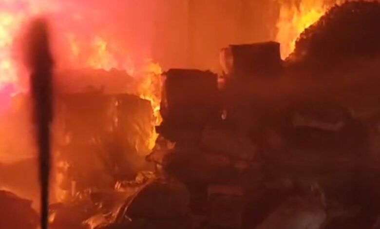 पत्थलगांव में किराने की दुकान में भीषण आग, लाखों का नुकसान पत्थलगांव में किराने की दुकान में भीषण आग, लाखों का नुकसान