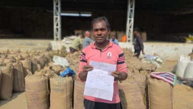 डिजिटल तकनीक से धान विक्रय हुआ आसान, किसान ज्योति प्रकाश ने घर बैठे काटा टोकन डिजिटल तकनीक से धान विक्रय हुआ आसान, किसान ज्योति प्रकाश ने घर बैठे काटा टोकन