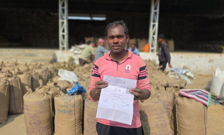 डिजिटल तकनीक से धान विक्रय हुआ आसान, किसान ज्योति प्रकाश ने घर बैठे काटा टोकन डिजिटल तकनीक से धान विक्रय हुआ आसान, किसान ज्योति प्रकाश ने घर बैठे काटा टोकन