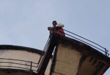 महिला अपने बच्चे के साथ टंकी पर चढ़ी, तहसीलदार ने बचाया