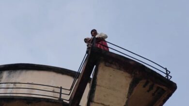 महिला अपने बच्चे के साथ टंकी पर चढ़ी, तहसीलदार ने बचाया