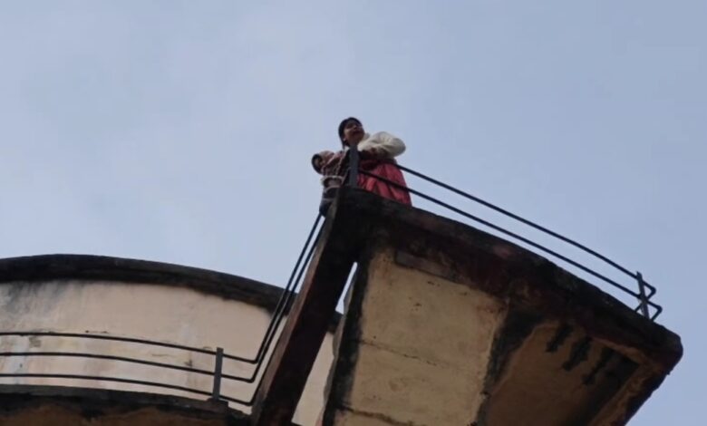 महिला अपने बच्चे के साथ टंकी पर चढ़ी, तहसीलदार ने बचाया