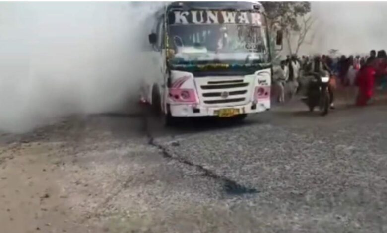 चलती बस में आग से मचा हड़कंप, चालक की सतर्कता से सभी सुरक्षित