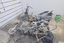 कॉलेज रोड पर इलेक्ट्रिक स्कूटी में आग, दो पेट्रोल वाहन भी जले
