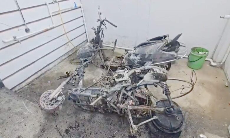 कॉलेज रोड पर इलेक्ट्रिक स्कूटी में आग, दो पेट्रोल वाहन भी जले कॉलेज रोड पर इलेक्ट्रिक स्कूटी में आग, दो पेट्रोल वाहन भी जले