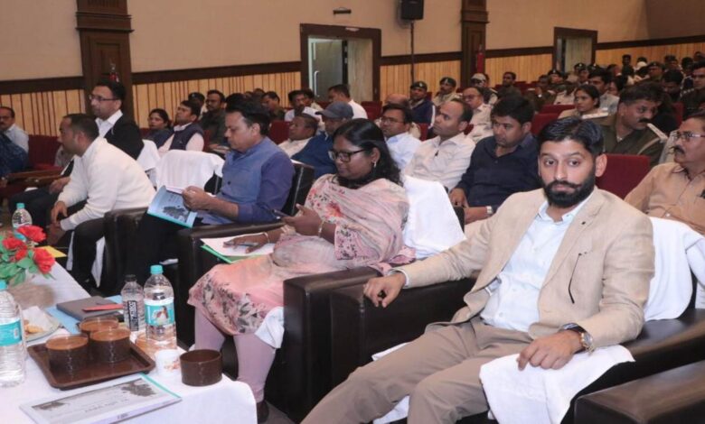 खैरागढ़ में जंगलों की आग से निपटने की तैयारियों पर अधिकारी-कर्मचारियों की बैठक