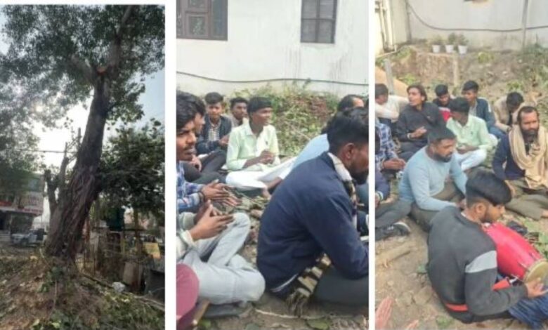 भोपाल में 100 साल पुराने पीपल को बचाने उतरे लोग, रामधुन के साथ विरोध भोपाल में 100 साल पुराने पीपल को बचाने उतरे लोग, रामधुन के साथ विरोध