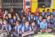 प्राथमिक स्कूल में शिक्षक की कमी पालकों ने किया प्रदर्शन, पढ़ाई प्रभावित