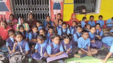 प्राथमिक स्कूल में शिक्षक की कमी पालकों ने किया प्रदर्शन, पढ़ाई प्रभावित