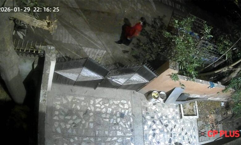 भोपाल में नकाबपोश आरोपी ने तीन लड़कियों पर किया चाकू हमला, पुलिस की जांच जारी भोपाल में नकाबपोश आरोपी ने तीन लड़कियों पर किया चाकू हमला, पुलिस की जांच जारी