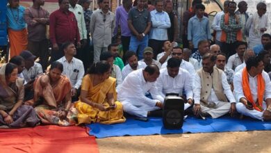 राजिम कल्प कुंभ मेला अवैध वसूली के आरोप, जनप्रतिनिधियों का धरना