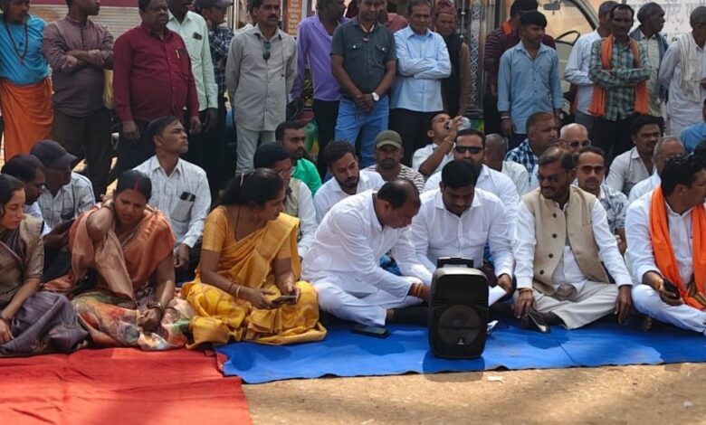 राजिम कल्प कुंभ मेला अवैध वसूली के आरोप, जनप्रतिनिधियों का धरना राजिम कल्प कुंभ मेला अवैध वसूली के आरोप, जनप्रतिनिधियों का धरना