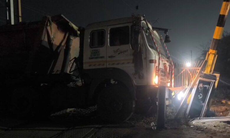 मुंबई-हावड़ा रेल मार्ग पर बड़ा हादसा टला, ट्रेनों में देरी मुंबई-हावड़ा रेल मार्ग पर बड़ा हादसा टला, ट्रेनों में देरी