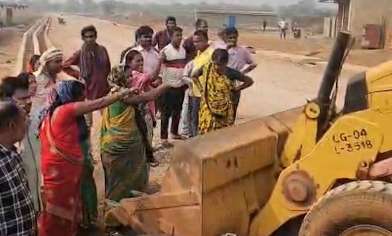 अतिक्रमण हटाने की कार्रवाई पर स्थानीय और जनप्रतिनिधियों का विरोध