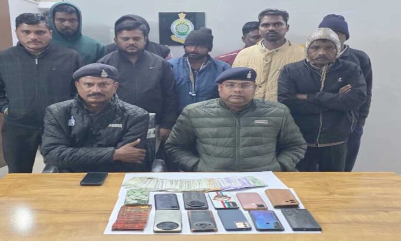 मरवाही पुलिस ने जुआरियों पर बड़ी कार्रवाई, 11 गिरफ्तार और 4.52 लाख जब्त मरवाही पुलिस ने जुआरियों पर बड़ी कार्रवाई, 11 गिरफ्तार और 4.52 लाख जब्त