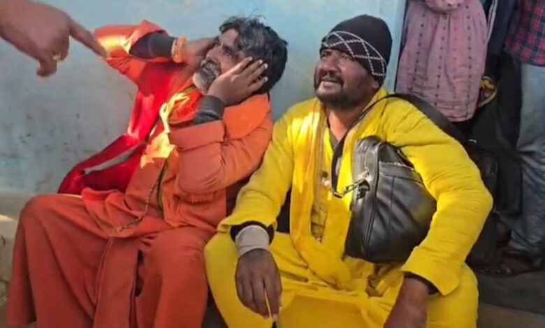 बेहोश व्यक्ति पर साधुओं की कार्रवाई, ग्रामीणों ने लिया मामला अपने हाथ में