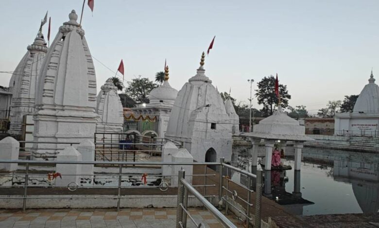 अमरकंटक में श्रद्धा की अनोखी परंपरा पत्थरों से बनते हैं सपनों के घर