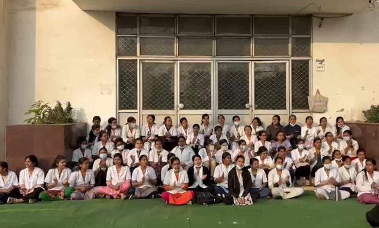 स्टाइपेंड और छात्र कल्याण की मांग पर डेंटल कॉलेज में हड़ताल जारी