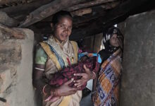 नॉर्मल डिलीवरी के बाद आदिवासी महिला और नवजात को पैसों के लिए 5 दिन अस्पताल में रोका गया