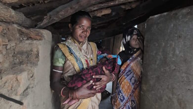 नॉर्मल डिलीवरी के बाद आदिवासी महिला और नवजात को पैसों के लिए 5 दिन अस्पताल में रोका गया