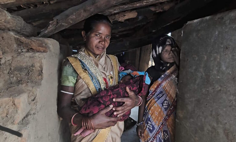 नॉर्मल डिलीवरी के बाद आदिवासी महिला और नवजात को पैसों के लिए 5 दिन अस्पताल में रोका गया
