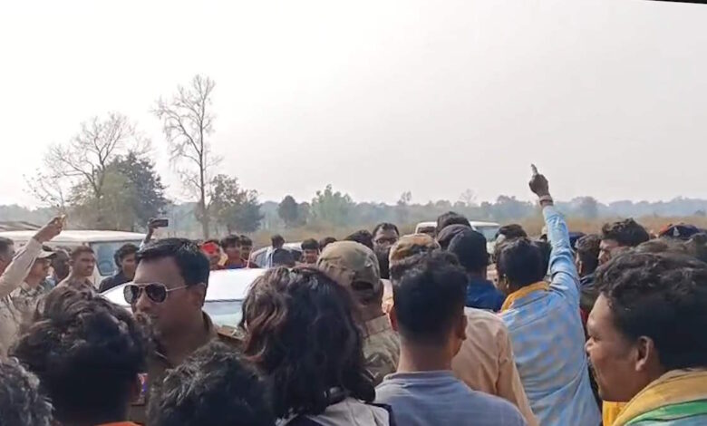 बस्तर में खदानों को लेकर तनाव, लोक सुनवाई में ग्रामीणों ने जताई नाराजगी बस्तर में खदानों को लेकर तनाव, लोक सुनवाई में ग्रामीणों ने जताई नाराजगी