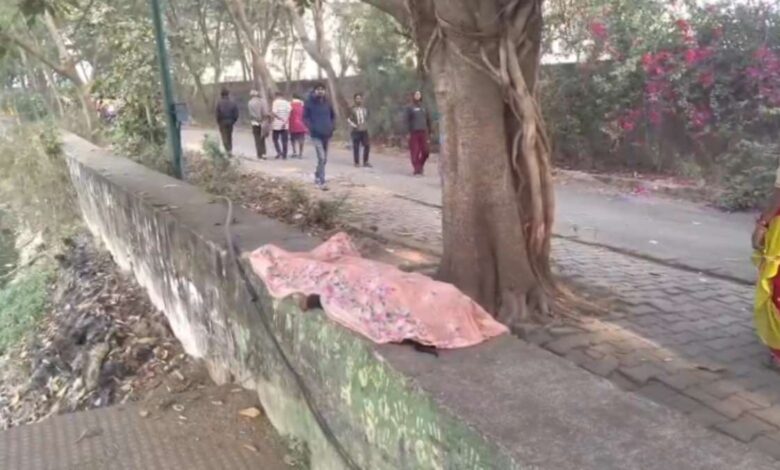 नरैया तालाब पर महिला का शव बरामद, पुलिस जांच में जुटी नरैया तालाब पर महिला का शव बरामद, पुलिस जांच में जुटी