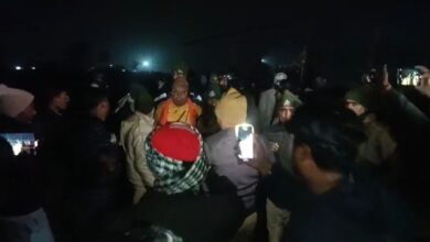 जमीन विवाद ने बढ़ाया सियासी ताप, ग्रामीणों के आक्रोश से पीछे हटे विधायक जमीन विवाद ने बढ़ाया सियासी ताप, ग्रामीणों के आक्रोश से पीछे हटे विधायक