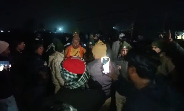 जमीन विवाद ने बढ़ाया सियासी ताप, ग्रामीणों के आक्रोश से पीछे हटे विधायक जमीन विवाद ने बढ़ाया सियासी ताप, ग्रामीणों के आक्रोश से पीछे हटे विधायक