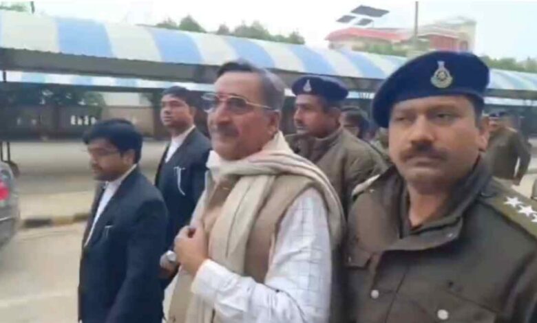 अंबेडकर पोस्टर जलाने के मामले में हाईकोर्ट ने एडवोकेट अनिल मिश्रा को जमानत दी