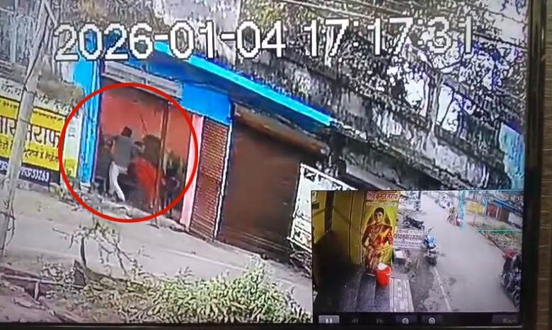 धार्मिक आयोजन में हिंसा बुजुर्ग महिलाओं पर युवक का हमला