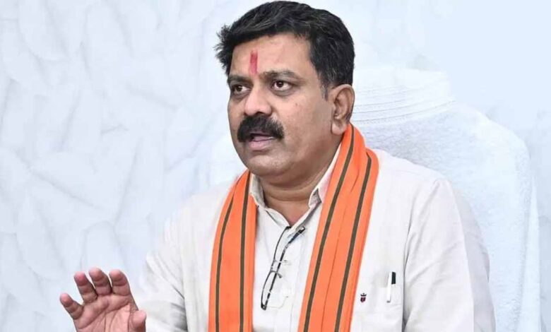 नक्सली कमांडर बारसे देवा ने सरेंडर किया, उप मुख्यमंत्री ने पुनर्वास और विकास पर जताया संतोष नक्सली कमांडर बारसे देवा ने सरेंडर किया, उप मुख्यमंत्री ने पुनर्वास और विकास पर जताया संतोष