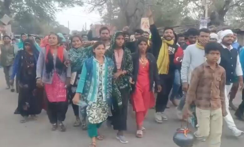 अंतर्जातीय विवाह विवाद पर आदिवासी समाज का विधायक मुरली भंवरा के खिलाफ विरोध अंतर्जातीय विवाह विवाद पर आदिवासी समाज का विधायक मुरली भंवरा के खिलाफ विरोध