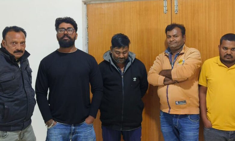 खैरागढ़ पुलिस ने मंडेलाटोला जंगल में जुआ खेलते 5 आरोपी गिरफ्तार, लाखों रुपये बरामद