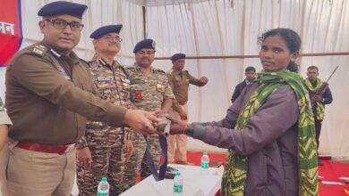 47 लाख के इनामी 9 हार्डकोर नक्सलियों का सामूहिक आत्मसमर्पण 47 लाख के इनामी 9 हार्डकोर नक्सलियों का सामूहिक आत्मसमर्पण