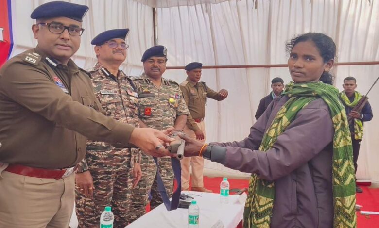 47 लाख के इनामी 9 हार्डकोर नक्सलियों का सामूहिक आत्मसमर्पण 47 लाख के इनामी 9 हार्डकोर नक्सलियों का सामूहिक आत्मसमर्पण