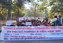 मैनपुर के आदिवासी 5 पंचायतों में बिजली न होने पर नेशनल हाइवे जाम, ग्रामीणों ने किया प्रदर्शन