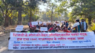 मैनपुर के आदिवासी 5 पंचायतों में बिजली न होने पर नेशनल हाइवे जाम, ग्रामीणों ने किया प्रदर्शन