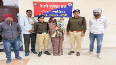 आरपीएफ ने महिला और बच्चे की रेल ट्रैक से बचाई जान