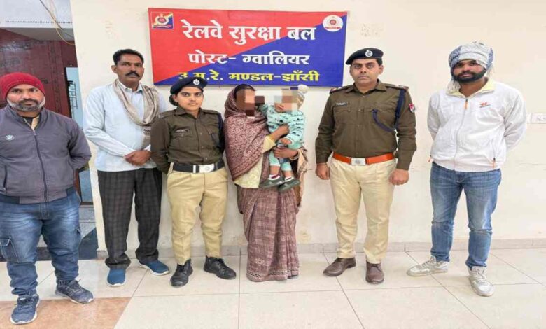 आरपीएफ ने महिला और बच्चे की रेल ट्रैक से बचाई जान आरपीएफ ने महिला और बच्चे की रेल ट्रैक से बचाई जान