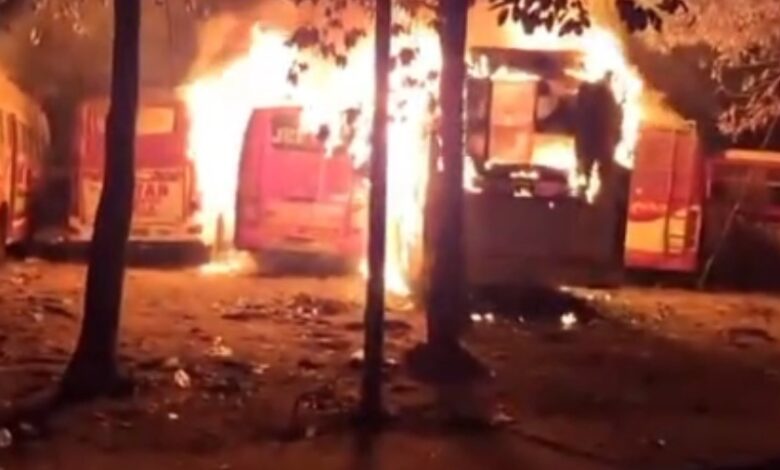 भटगांव बस स्टैंड में आग लगने से बसों में तबाही, शरारती तत्वों पर शक