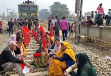 ग्रामीणों का पटरी पर विरोध रेलवे स्टेशन और ट्रेन स्टॉपेज की मांग जारी
