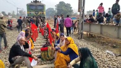 ग्रामीणों का पटरी पर विरोध रेलवे स्टेशन और ट्रेन स्टॉपेज की मांग जारी