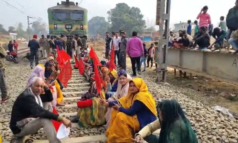 ग्रामीणों का पटरी पर विरोध रेलवे स्टेशन और ट्रेन स्टॉपेज की मांग जारी ग्रामीणों का पटरी पर विरोध रेलवे स्टेशन और ट्रेन स्टॉपेज की मांग जारी