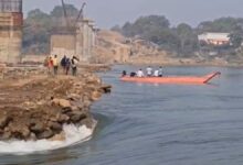 ओंकारेश्वर बांध में ब्रिज का एप्रोच बहा, 10 मजदूर फंसे – नाव से रेस्क्यू